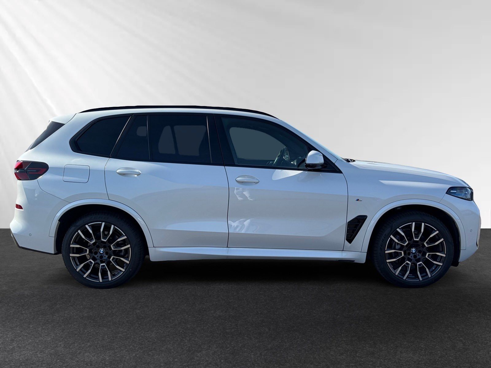 BMW X5 2025 г. Белый, пробег 24410 км
