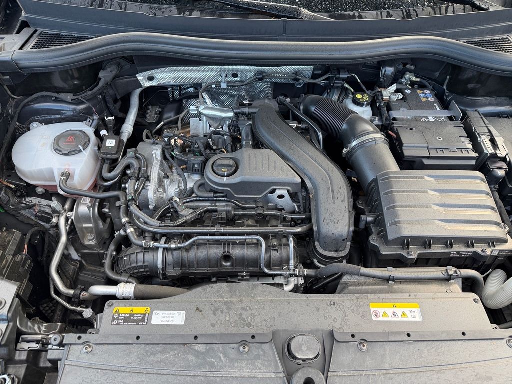 Volkswagen Tiguan 2024 г. Чёрный, пробег 19360 км
