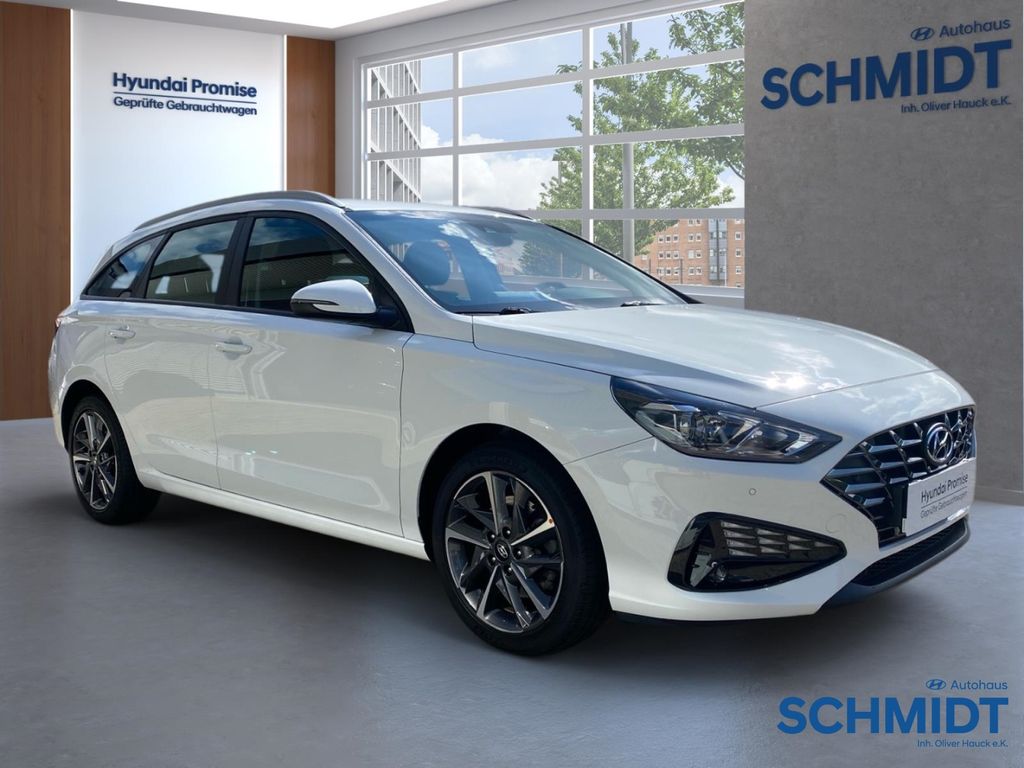 Hyundai i30 2022 г. Белый, пробег 52150 км