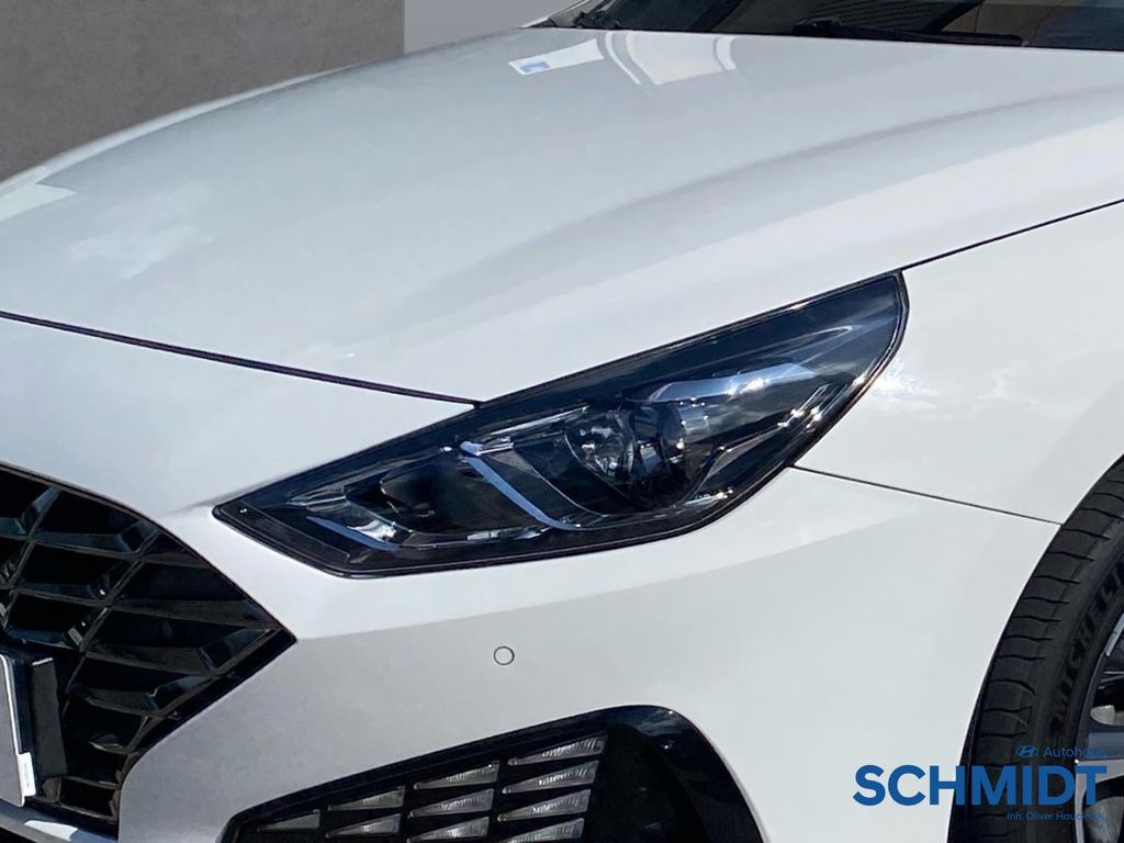 Hyundai i30 2022 г. Белый, пробег 52150 км