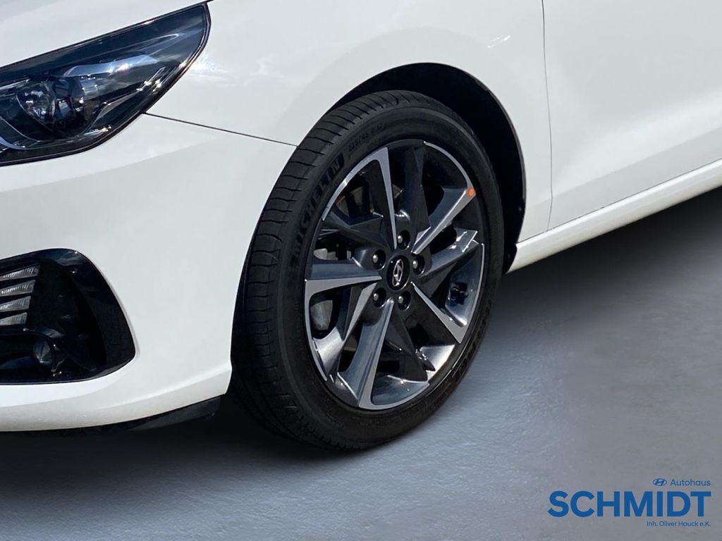 Hyundai i30 2022 г. Белый, пробег 52150 км