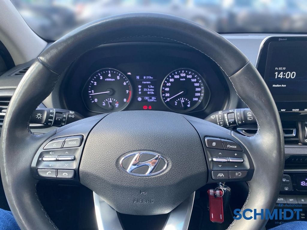 Hyundai i30 2022 г. Белый, пробег 52150 км