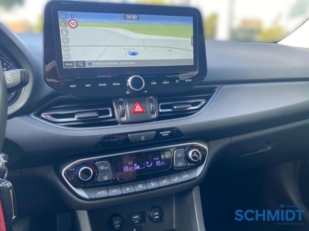 Hyundai i30 2022 г. Белый, пробег 52150 км