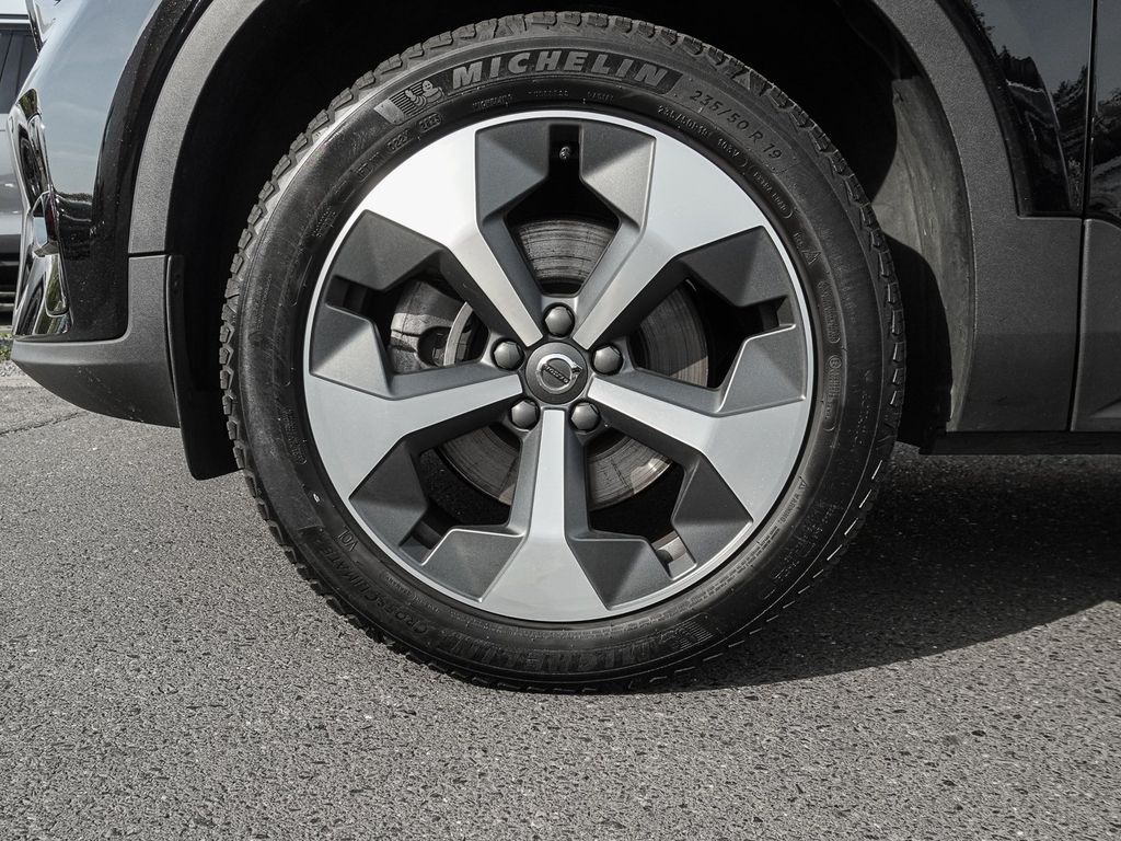 Volvo XC40 2023 г. Чёрный, пробег 22890 км