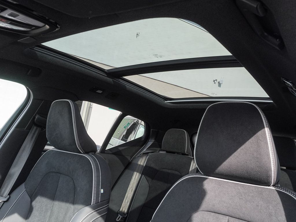 Volvo XC40 2023 г. Чёрный, пробег 22890 км