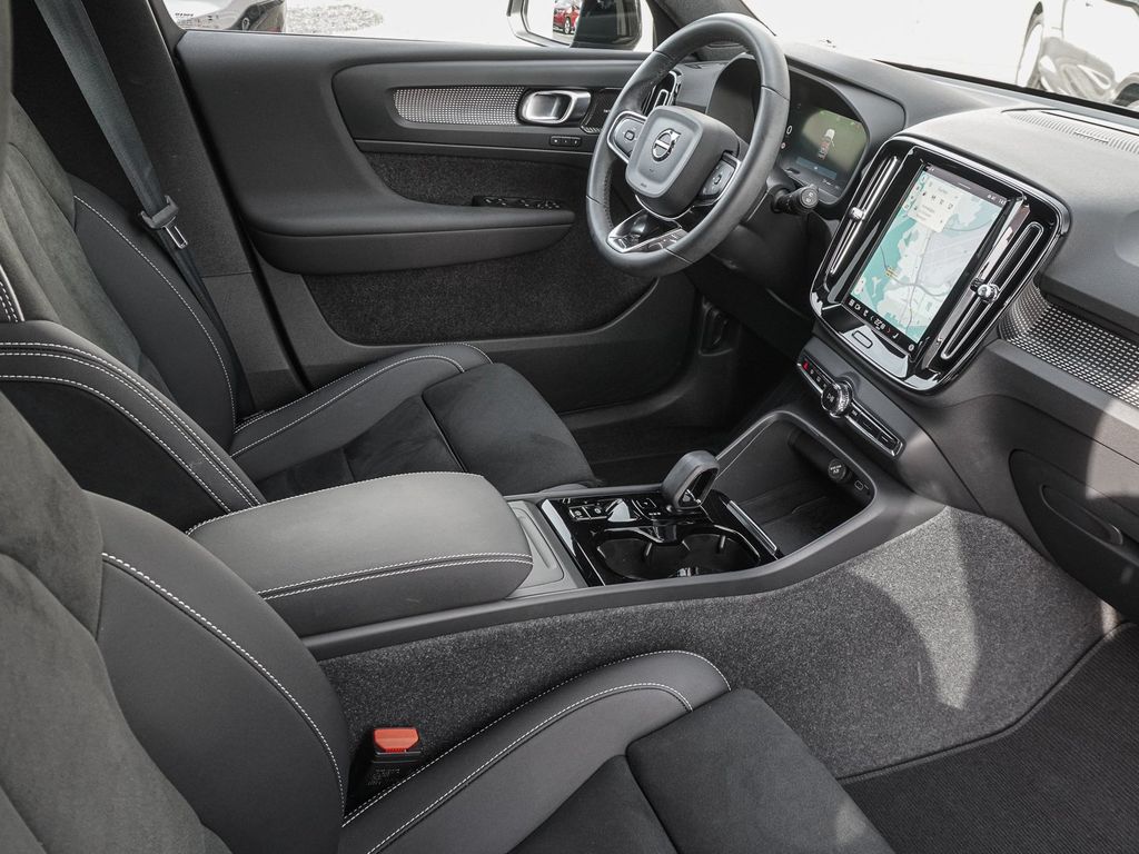 Volvo XC40 2023 г. Чёрный, пробег 22890 км