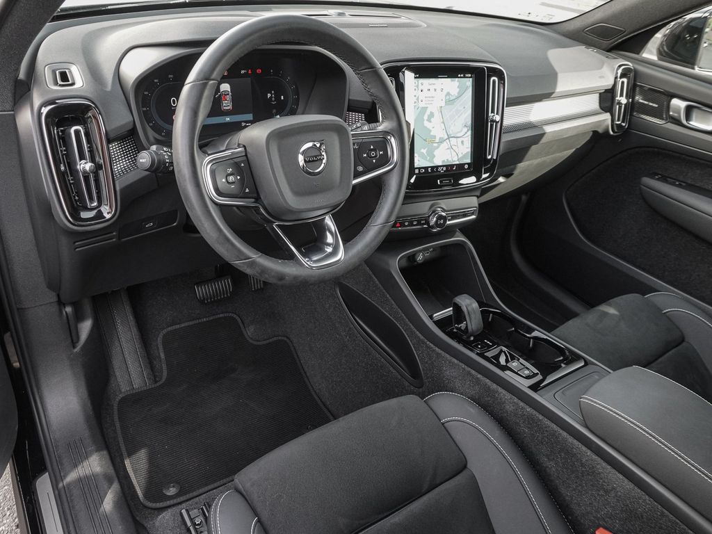 Volvo XC40 2023 г. Чёрный, пробег 22890 км