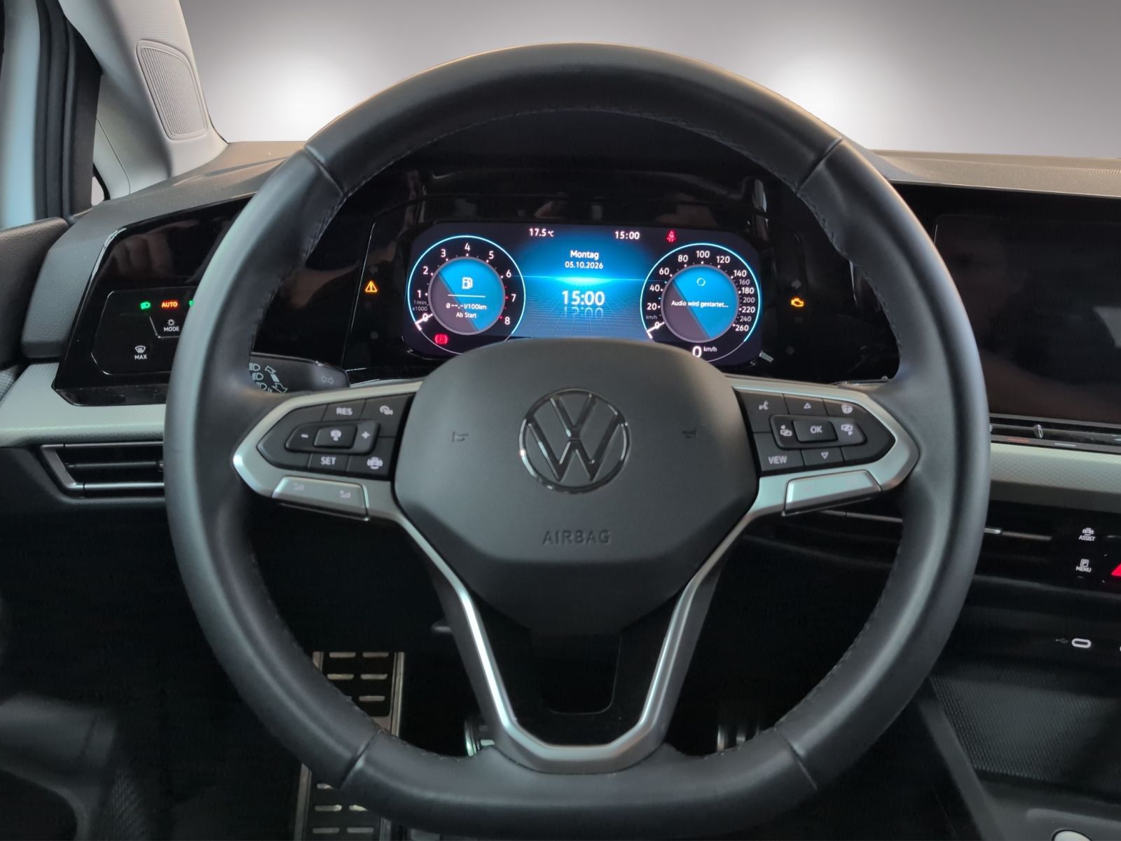 Volkswagen Golf 2024 г. Белый, пробег 23510 км