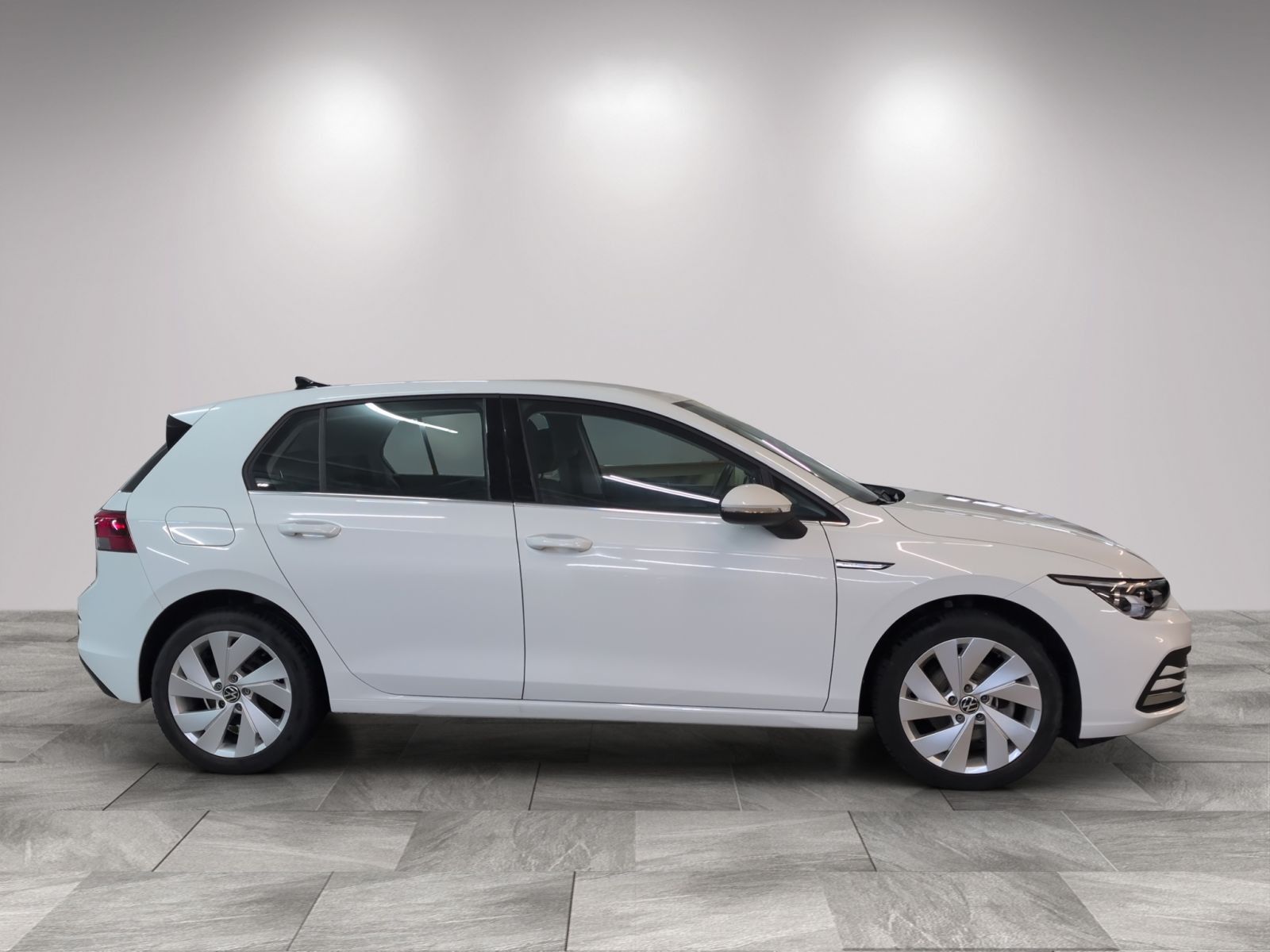 Volkswagen Golf 2023 г. Белый, пробег 51420 км