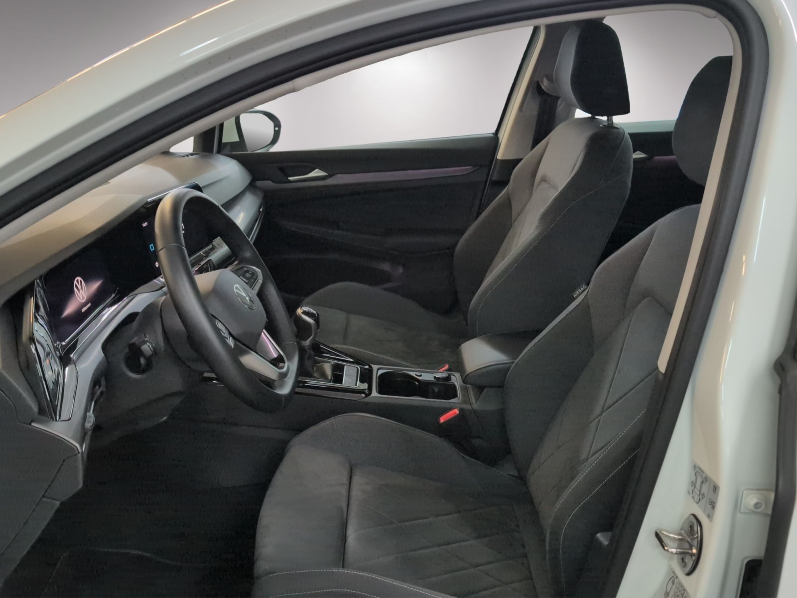Volkswagen Golf 2023 г. Белый, пробег 51420 км