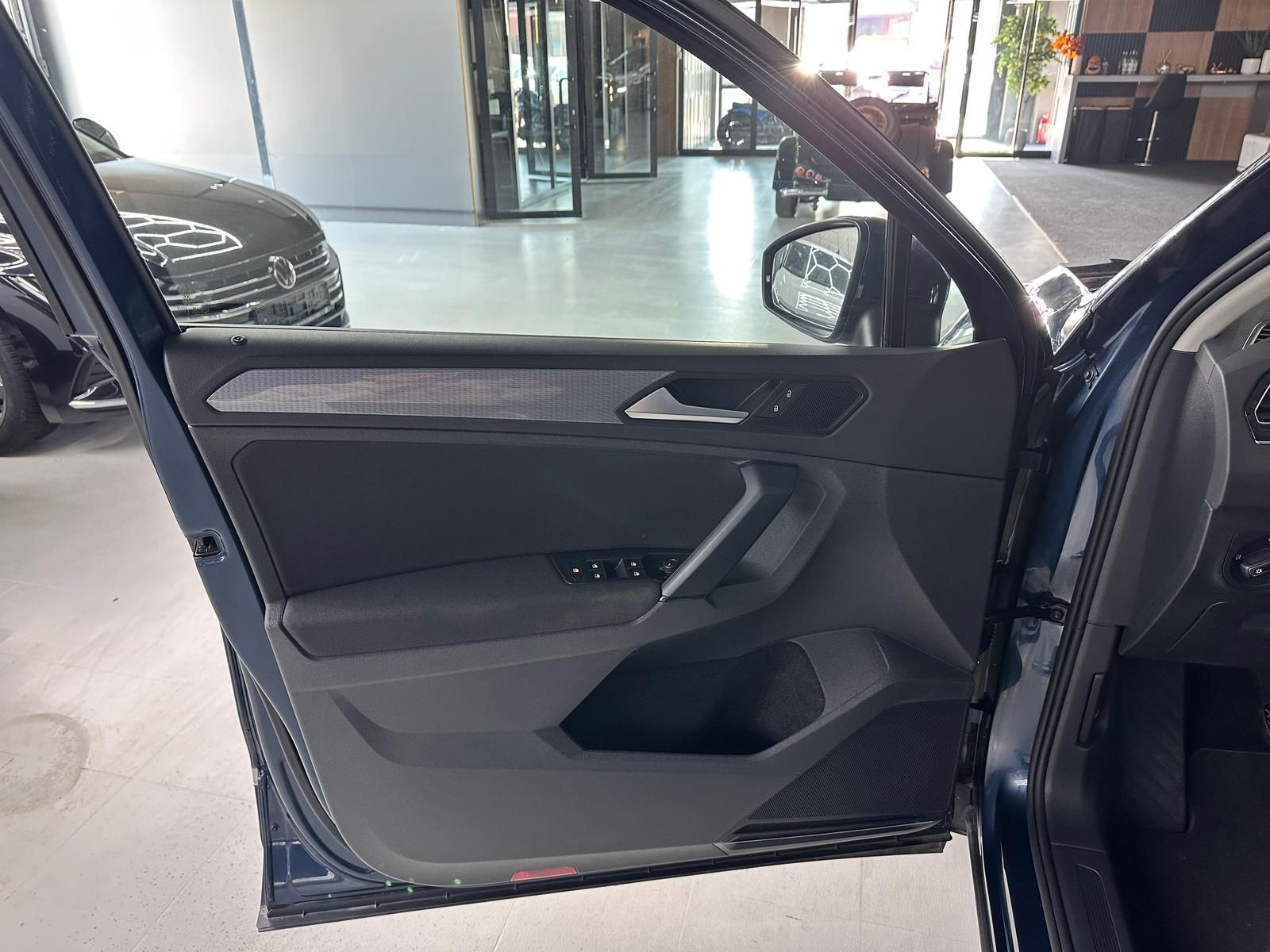 Volkswagen Tiguan 2022 г. Синий, пробег 40420 км