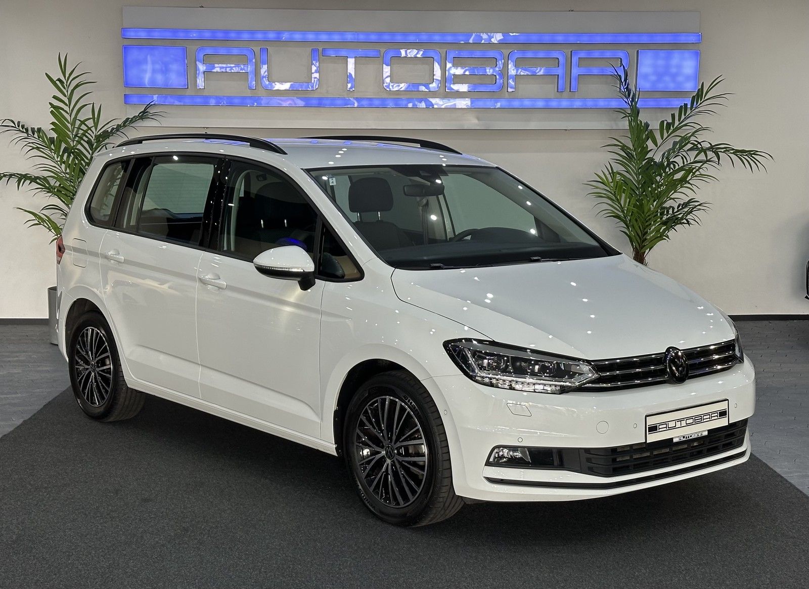 Volkswagen Touran 2025 г. Белый, пробег 40790 км