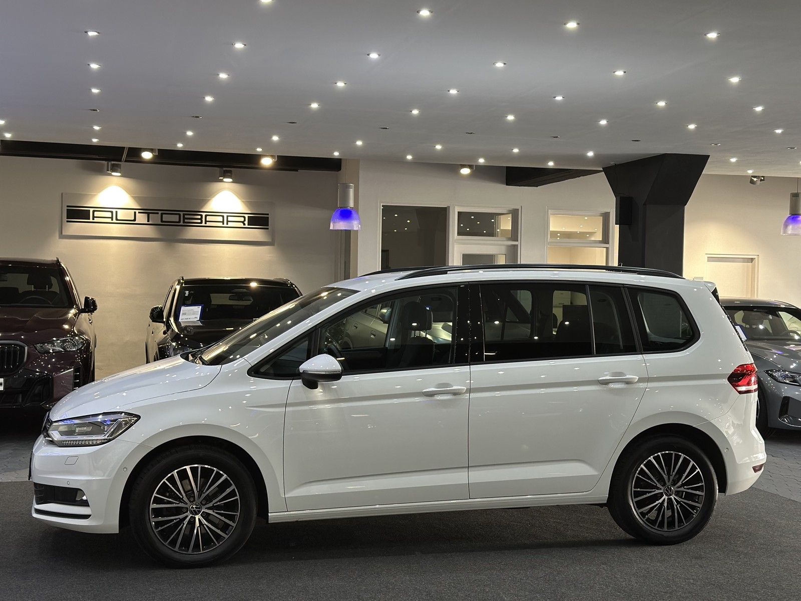 Volkswagen Touran 2025 г. Белый, пробег 40790 км