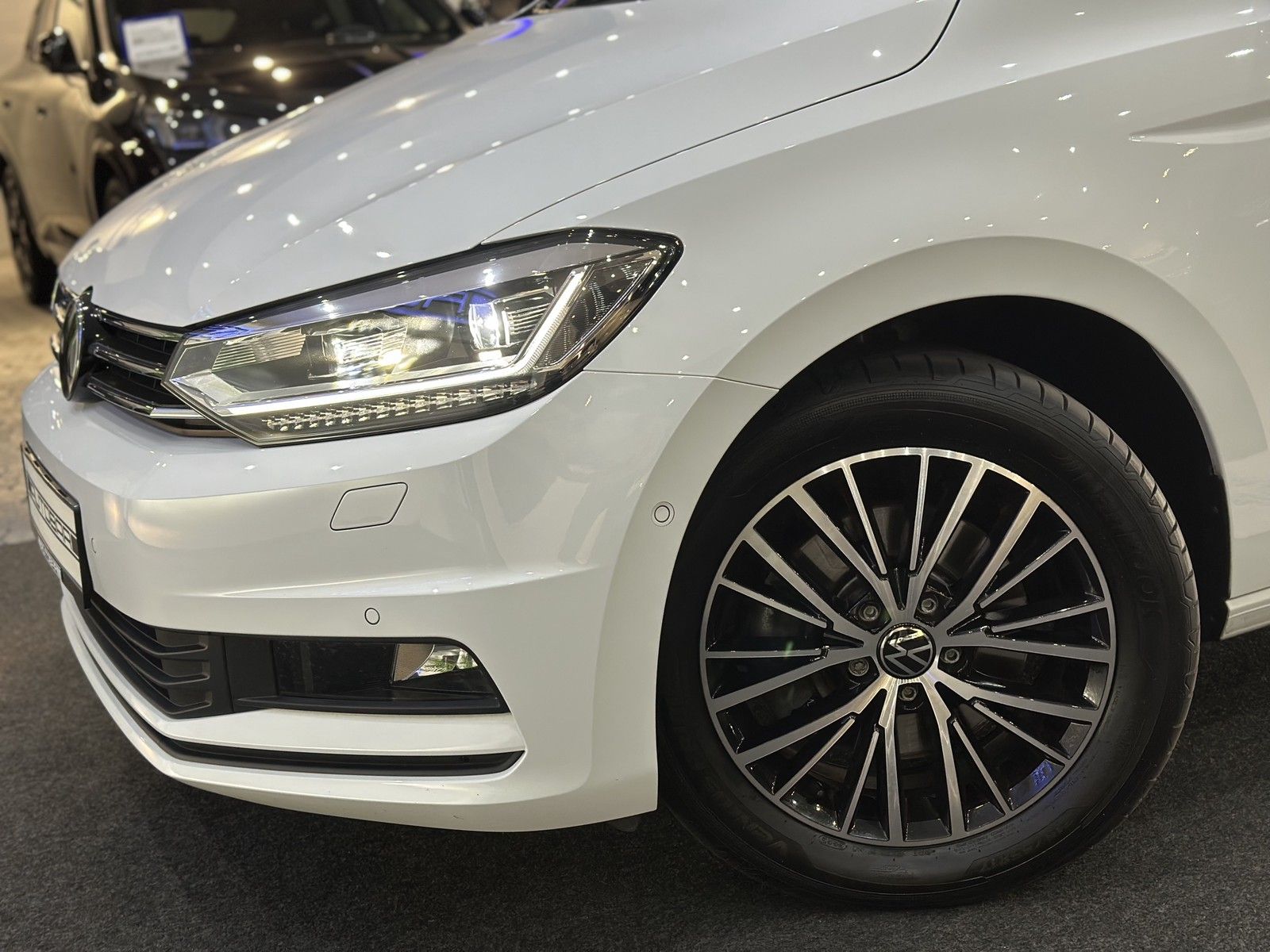 Volkswagen Touran 2025 г. Белый, пробег 40790 км