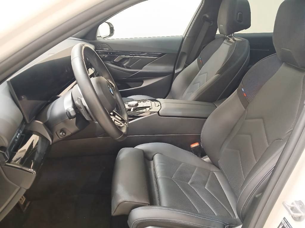 BMW 520 2025 г. Белый, пробег 44600 км