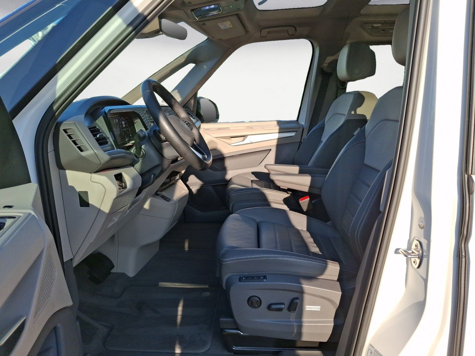 Volkswagen T7 MULTIVAN 2025 г. Белый, пробег 15054 км