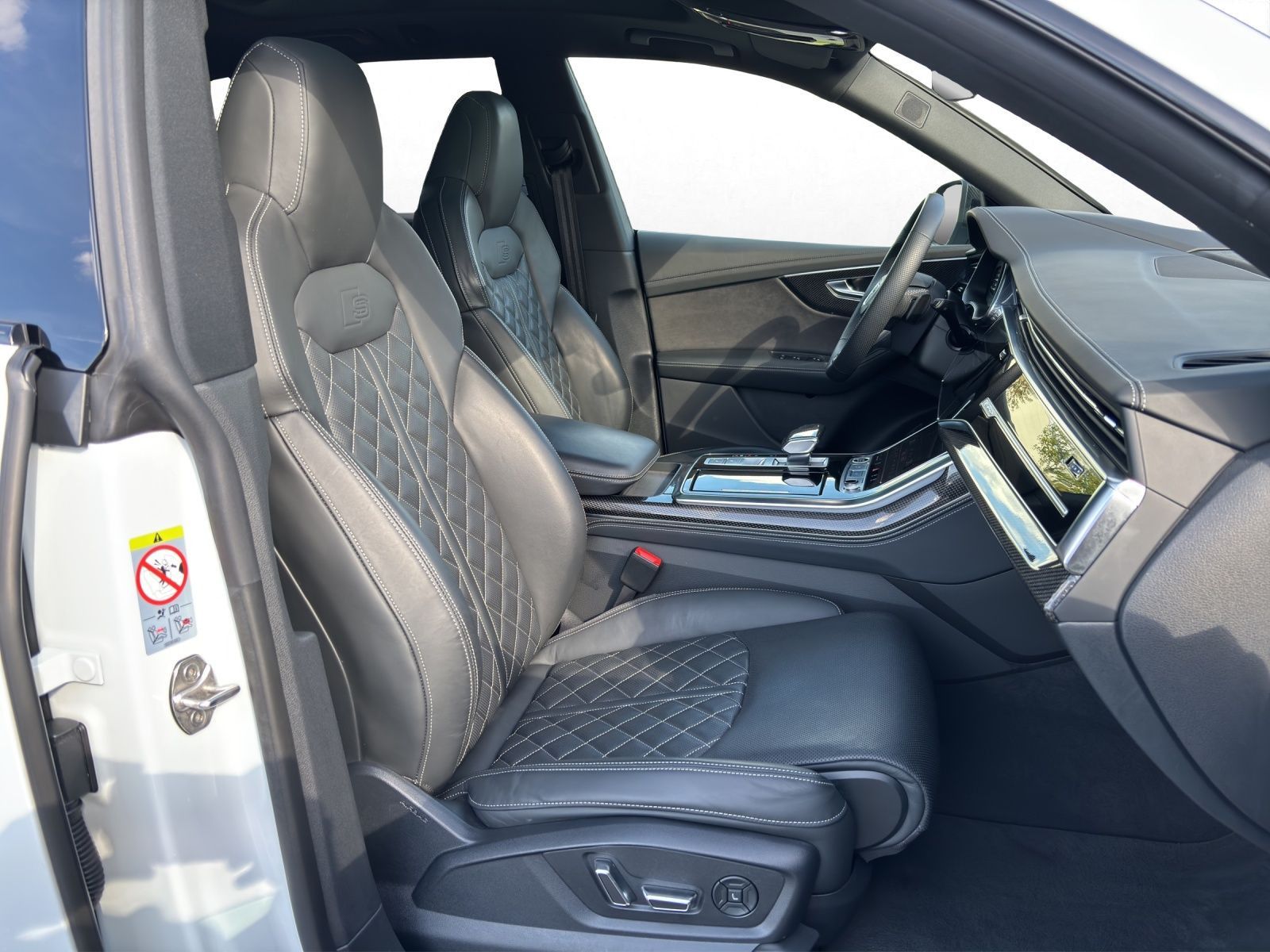 Audi Q8 2023 г. Белый, пробег 49800 км