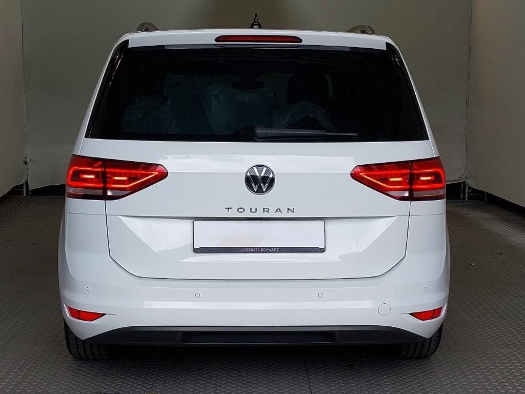 Volkswagen Touran 2025 г. Белый, пробег 20800 км