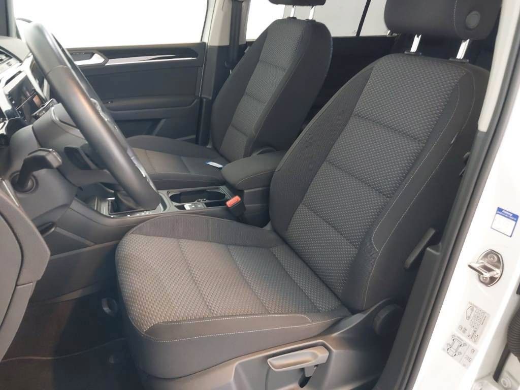 Volkswagen Touran 2025 г. Белый, пробег 20800 км