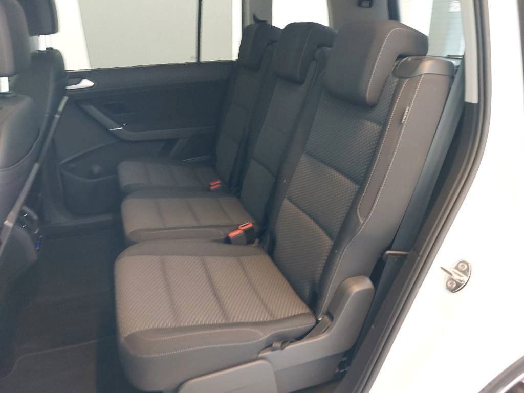 Volkswagen Touran 2025 г. Белый, пробег 20800 км
