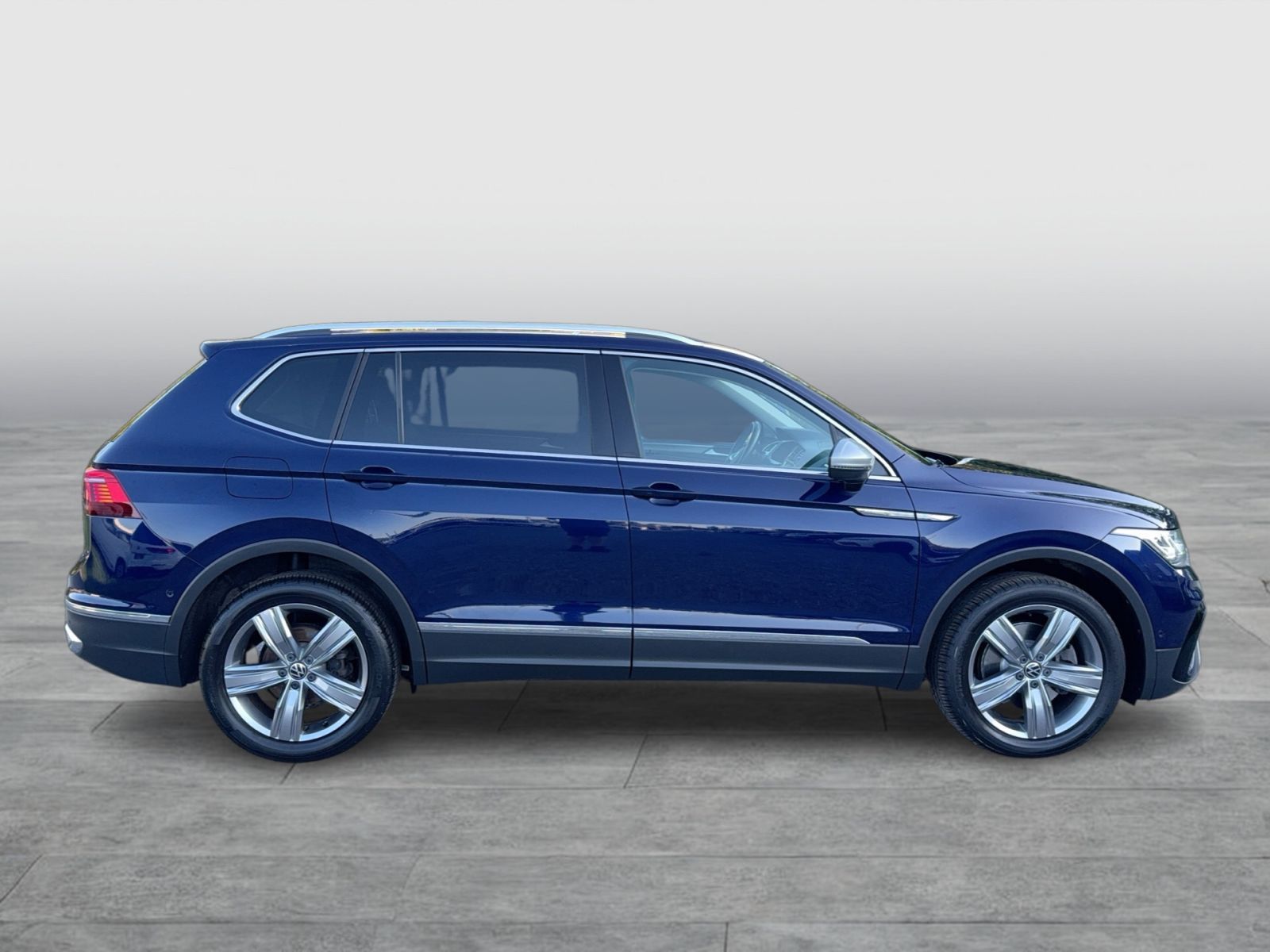 Volkswagen TIGUAN ALLSPACE 2023 г. Синий, пробег 55235 км