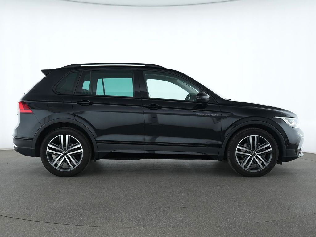 Volkswagen Tiguan 2022 г. Чёрный, пробег 38015 км