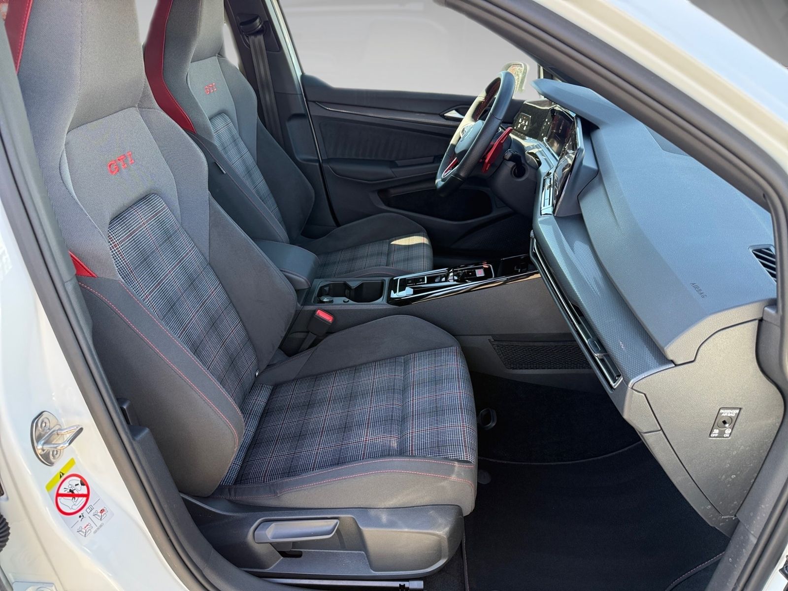 Volkswagen Golf 2023 г. Белый, пробег 22451 км