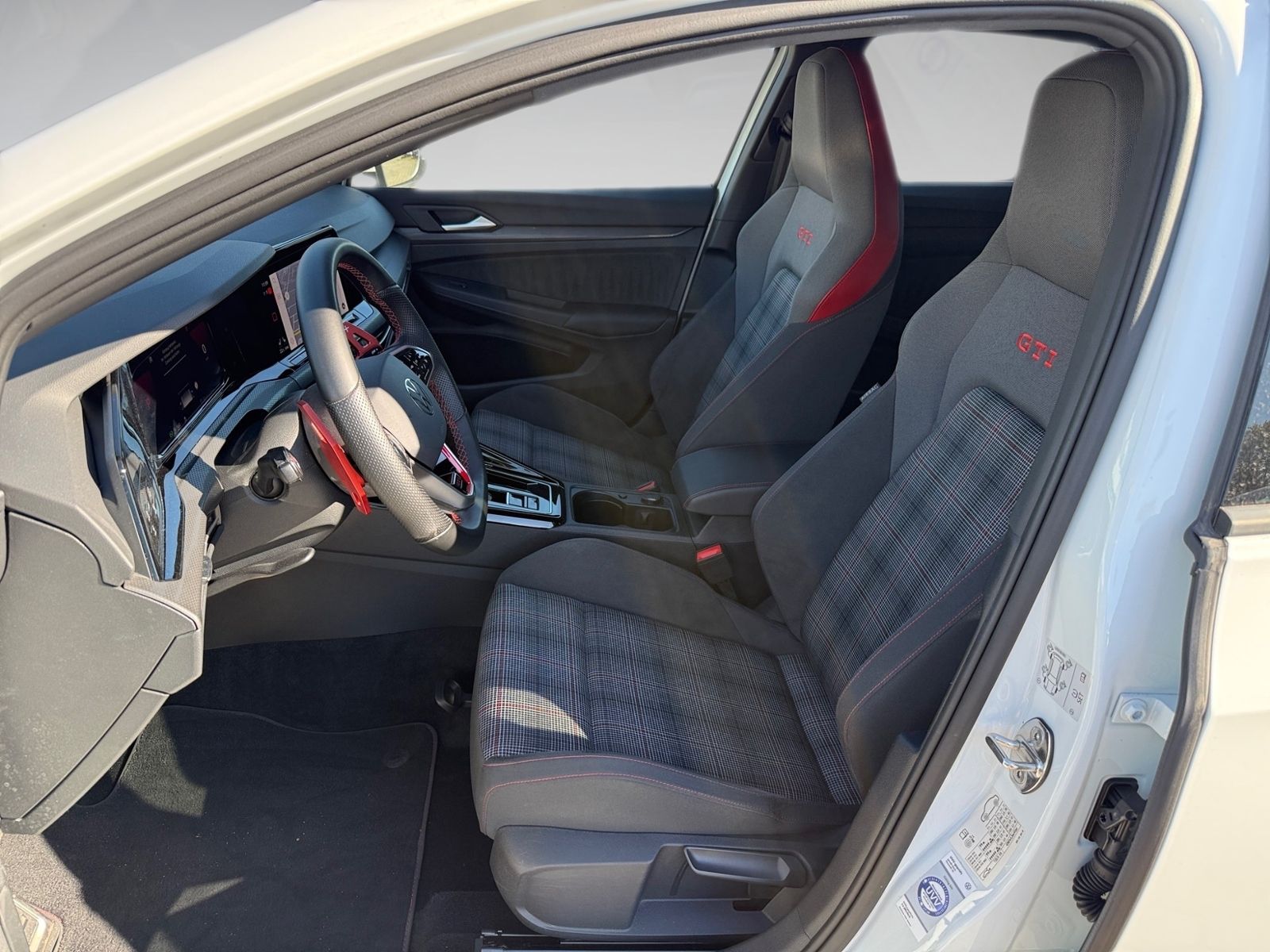 Volkswagen Golf 2023 г. Белый, пробег 22451 км