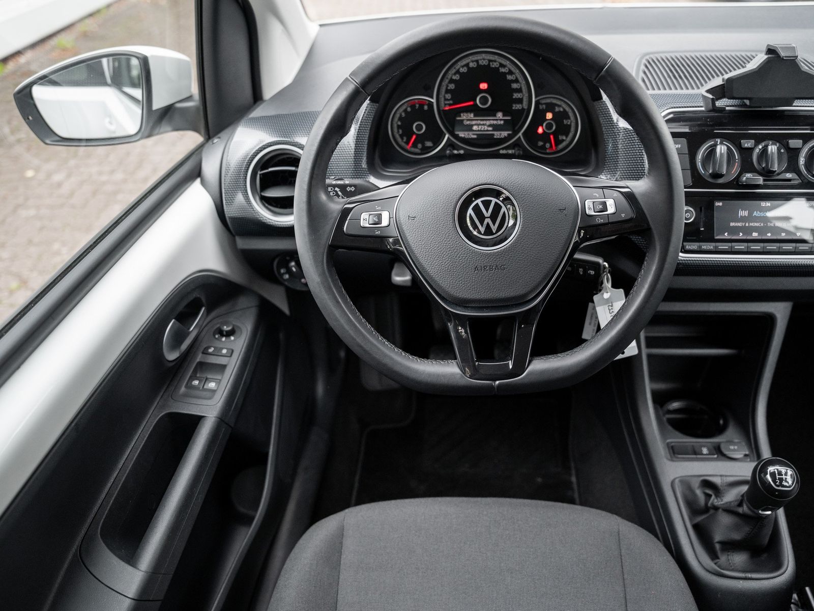 Volkswagen up! 2023 г. Белый, пробег 45800 км