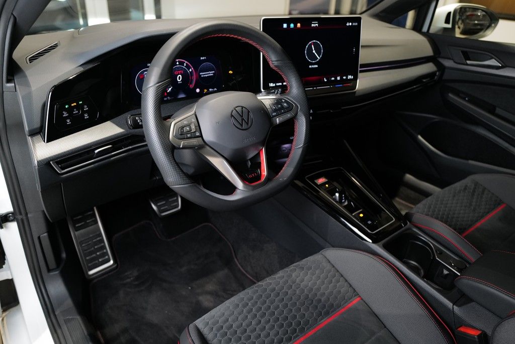 Volkswagen Golf 2026 г. Белый, пробег 9104 км