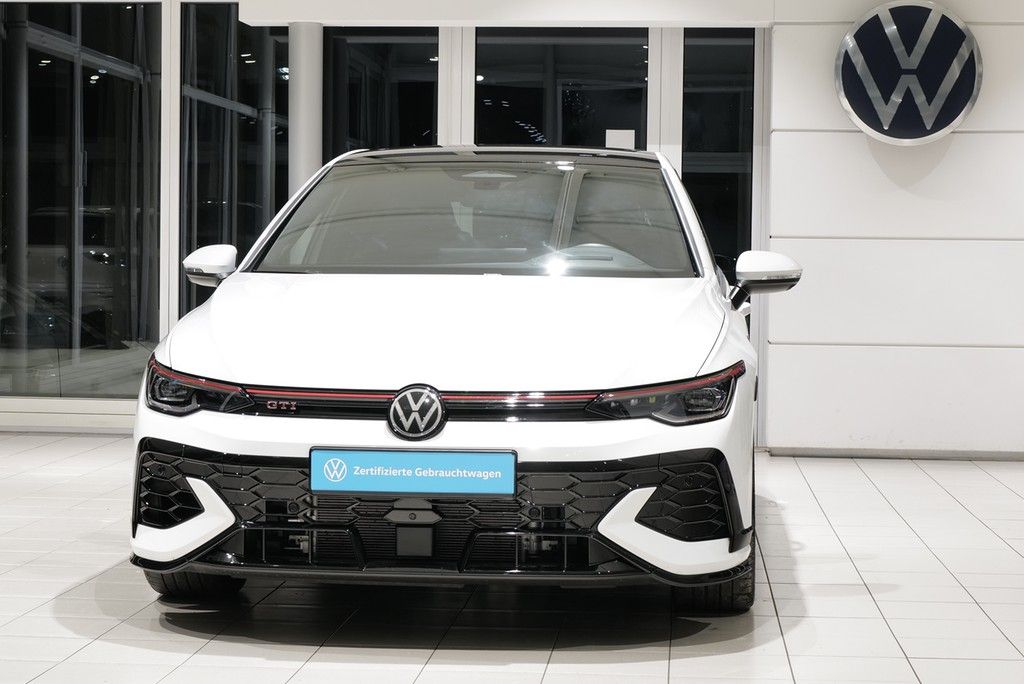 Volkswagen Golf 2026 г. Белый, пробег 9104 км