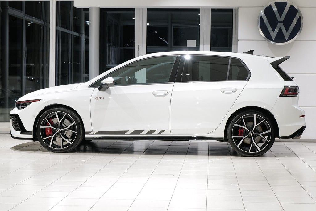 Volkswagen Golf 2026 г. Белый, пробег 9104 км