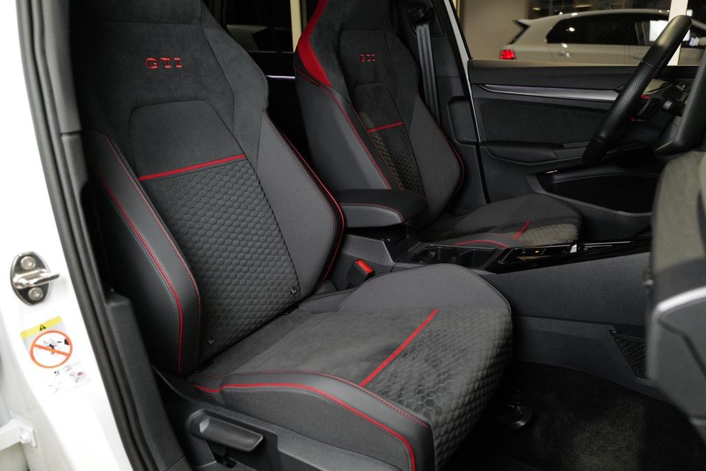Volkswagen Golf 2026 г. Белый, пробег 9104 км