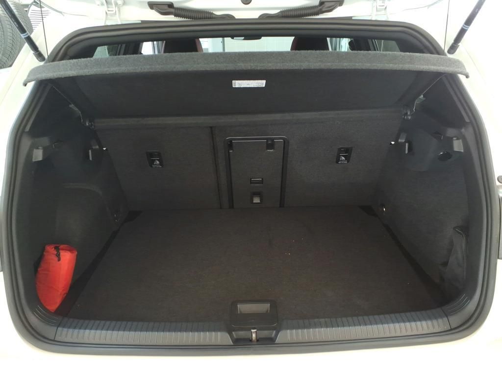 Volkswagen Golf 2023 г. Белый, пробег 50220 км