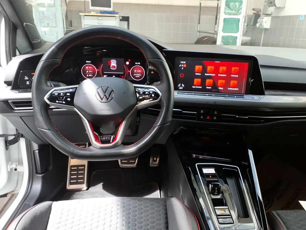 Volkswagen Golf 2023 г. Белый, пробег 50220 км
