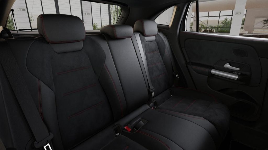 Mercedes-Benz GLA 200 2026 г. Чёрный, пробег 11356 км
