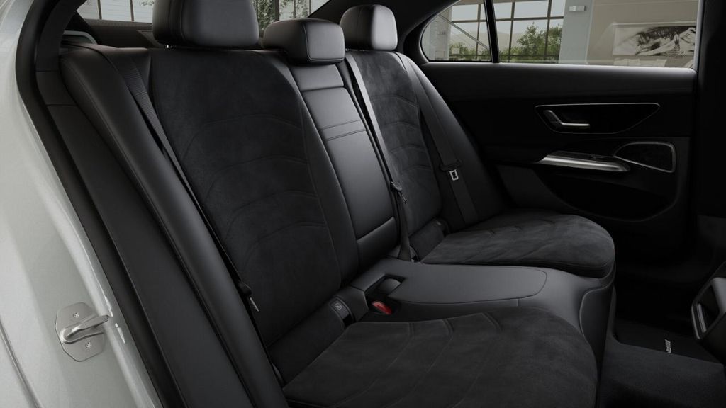 Mercedes-Benz E 220 2025 г. Белый, пробег 5969 км