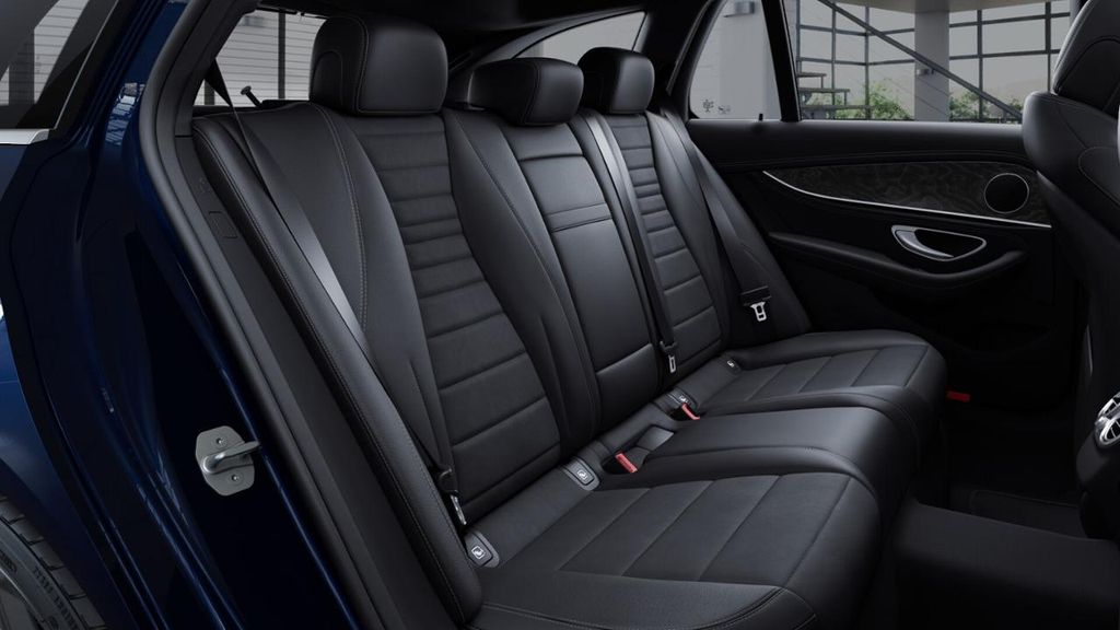Mercedes-Benz E 220 2023 г. Синий, пробег 42626 км