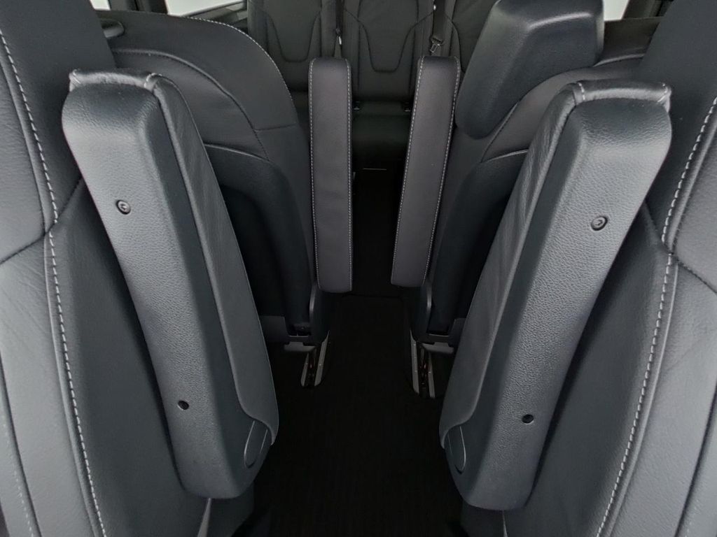 Mercedes-Benz V 250 2024 г. Чёрный, пробег 24958 км