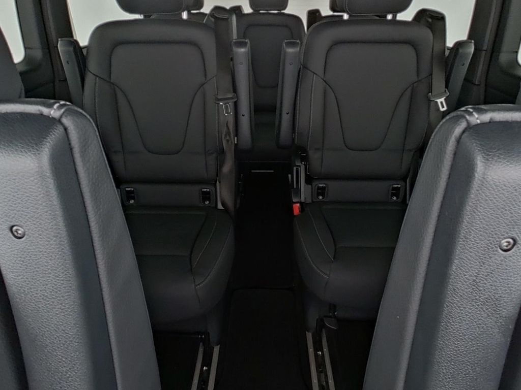 Mercedes-Benz V 250 2024 г. Серый, пробег 20976 км