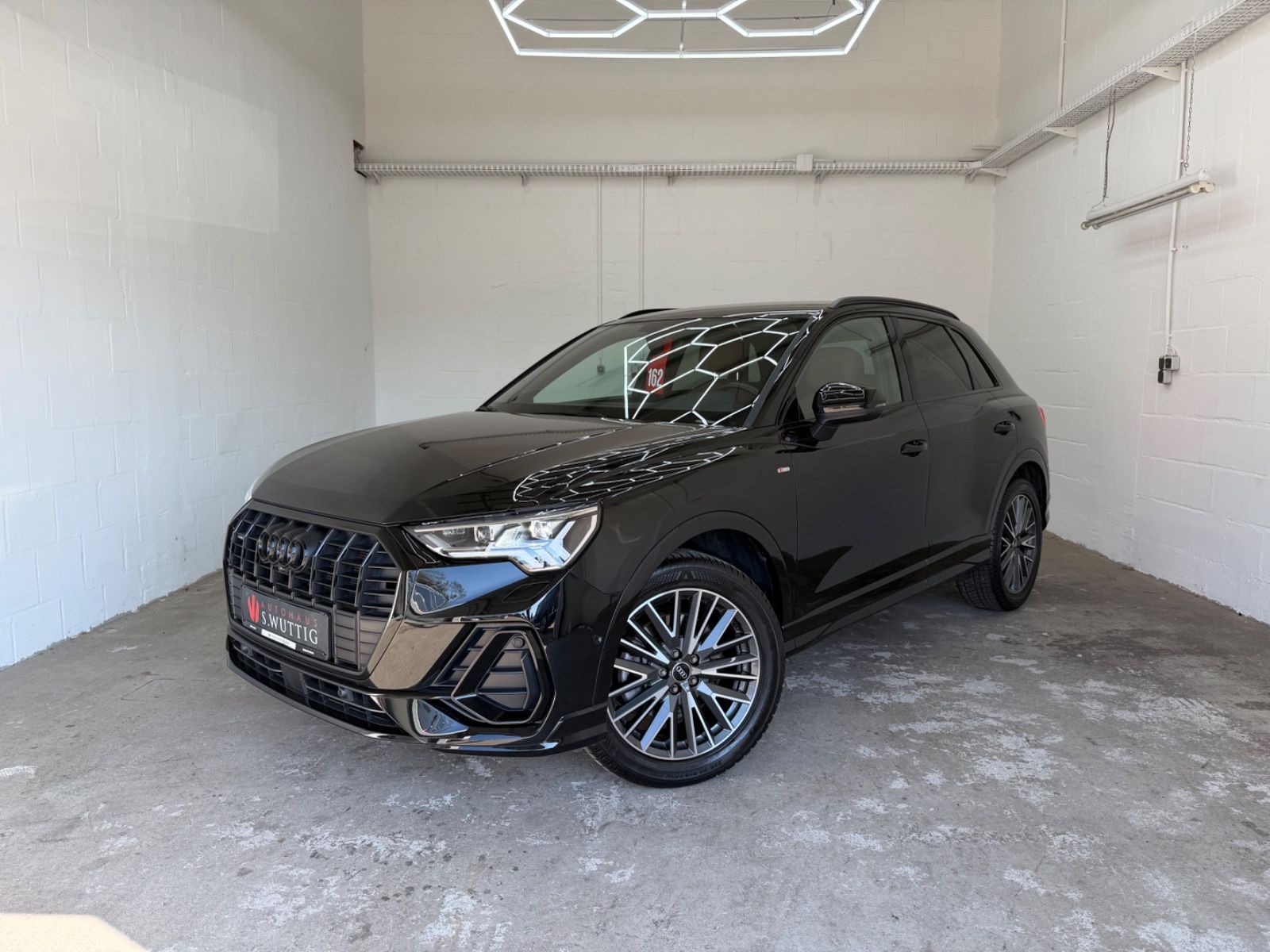 Audi Q3 2023 г. Чёрный, пробег 30500 км