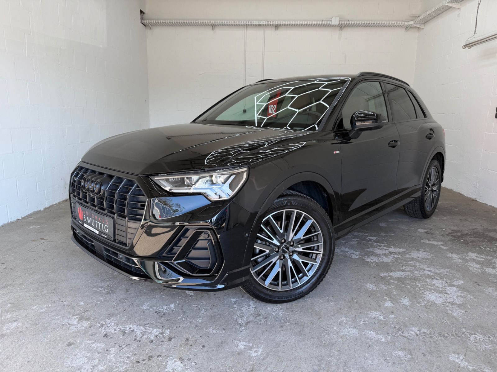 Audi Q3 2023 г. Чёрный, пробег 30500 км