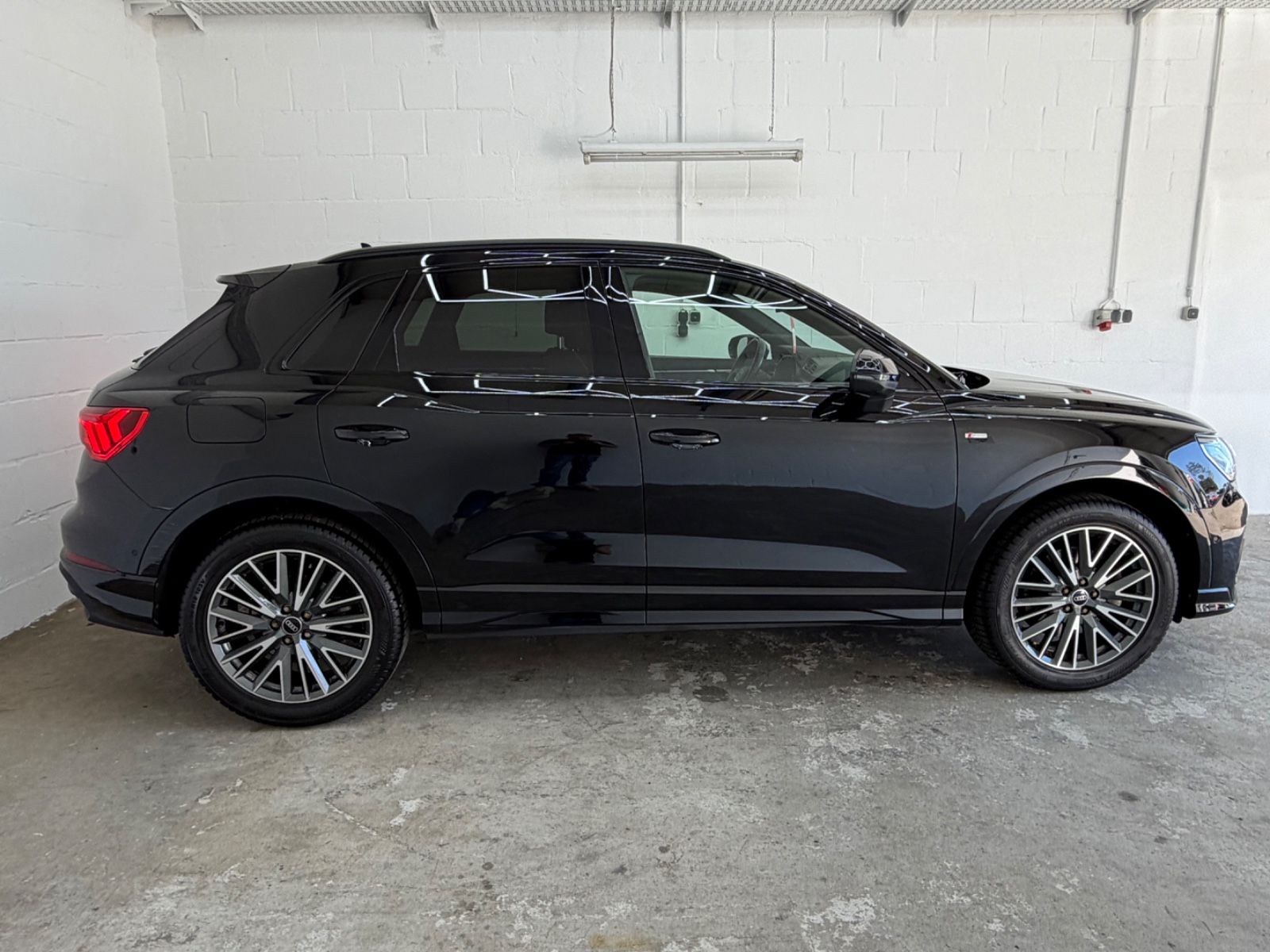 Audi Q3 2023 г. Чёрный, пробег 30500 км