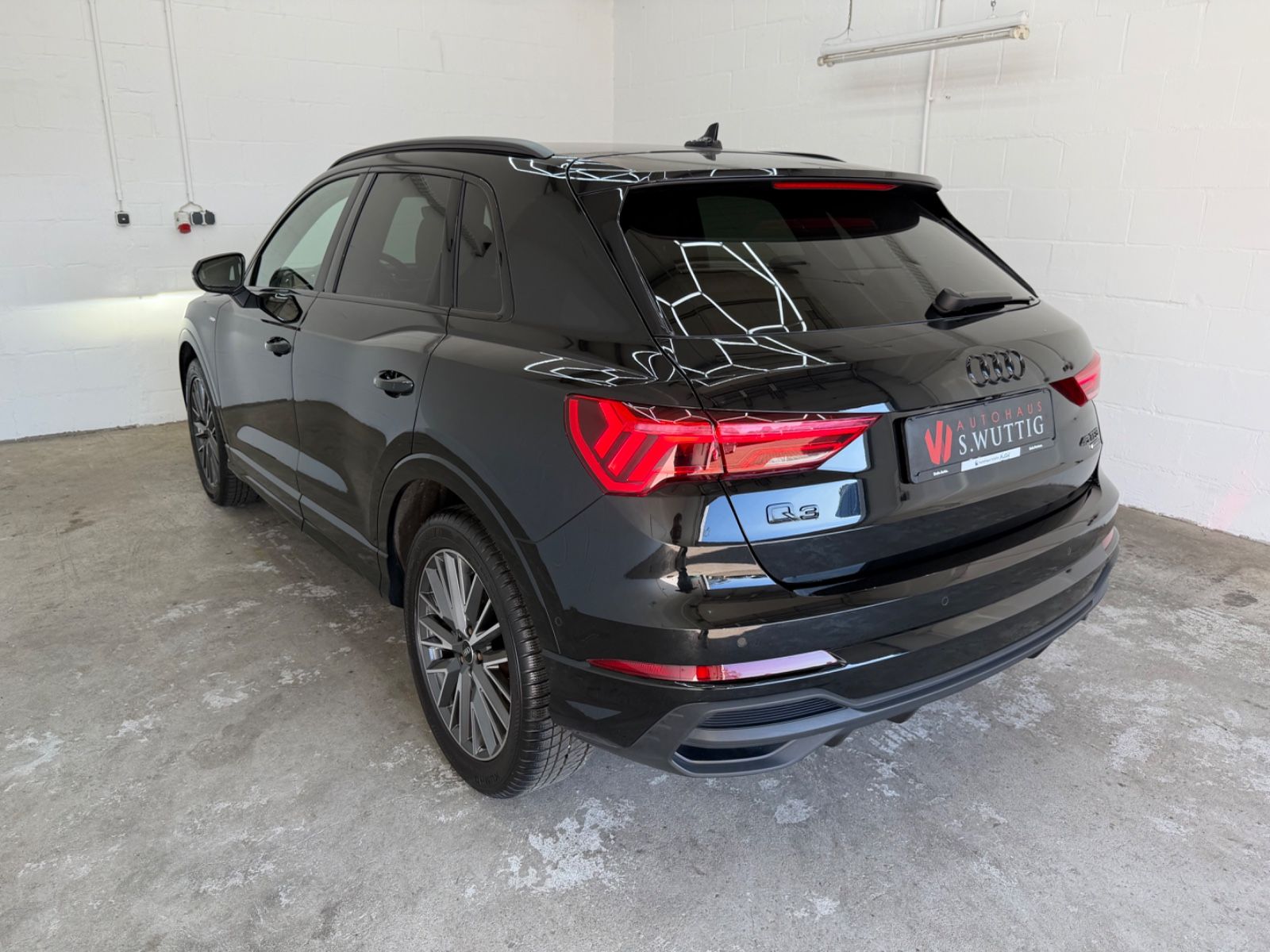 Audi Q3 2023 г. Чёрный, пробег 30500 км