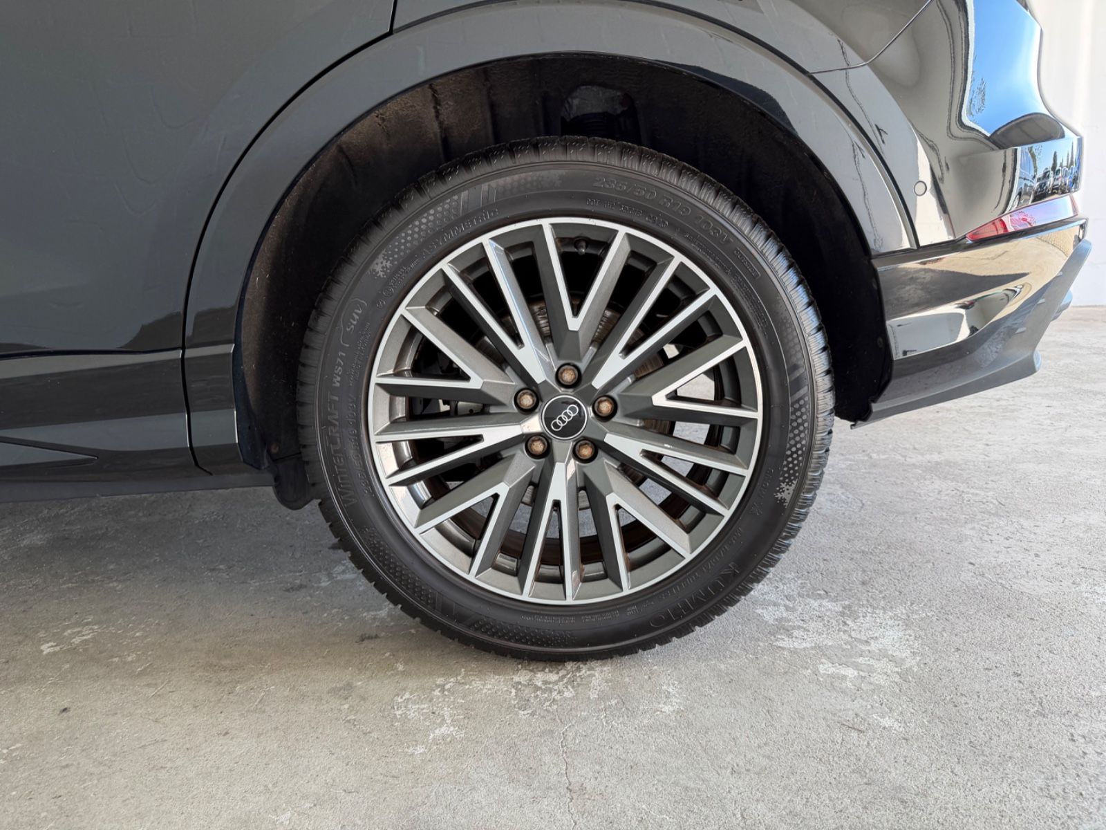 Audi Q3 2023 г. Чёрный, пробег 30500 км