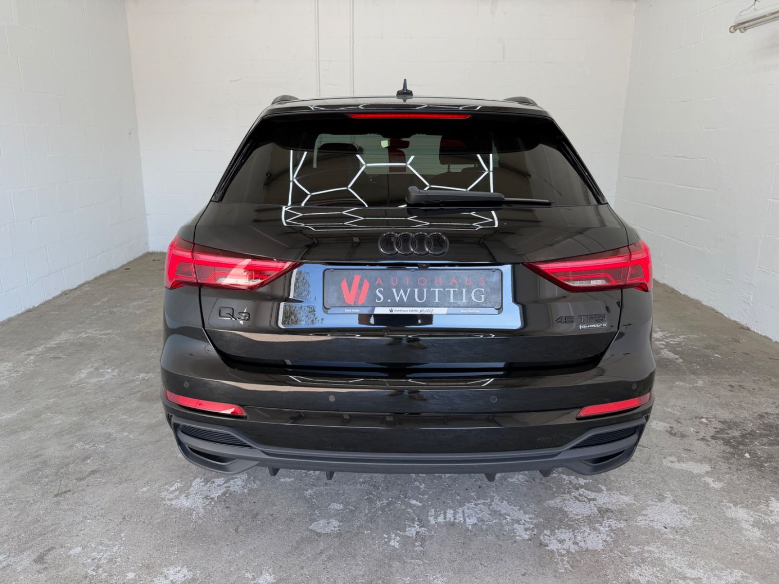 Audi Q3 2023 г. Чёрный, пробег 30500 км