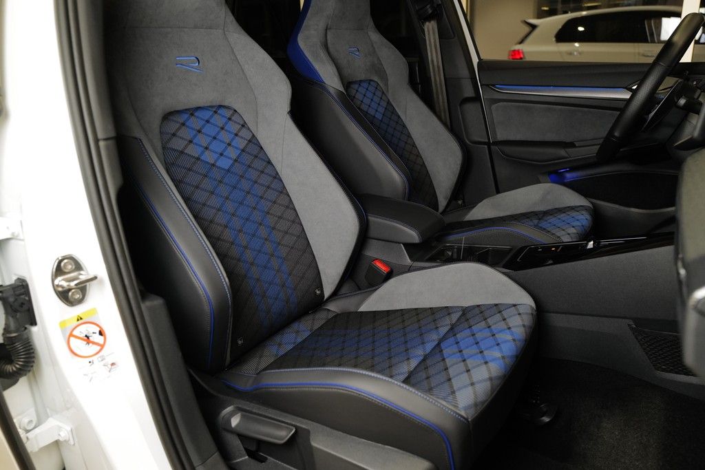 Volkswagen Golf 2026 г. Белый, пробег 5642 км