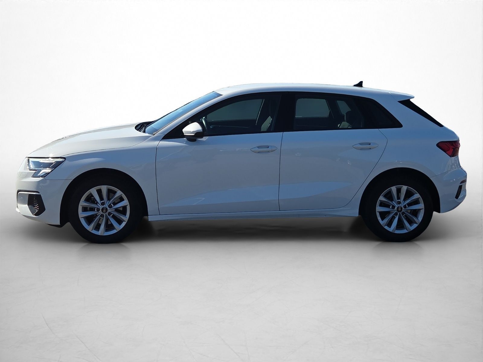 Audi A3 2023 г. Белый, пробег 27350 км