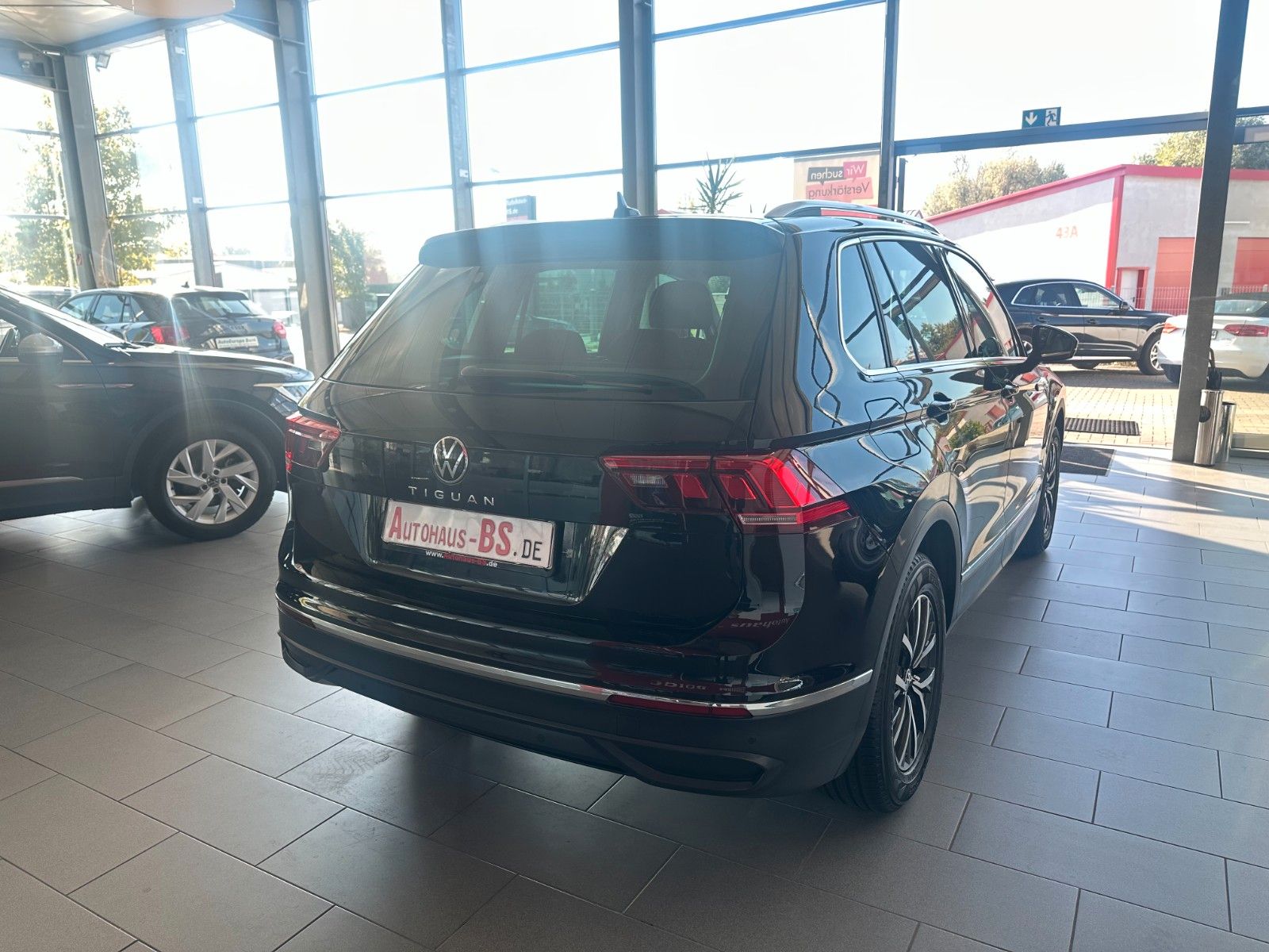 Volkswagen Tiguan 2022 г. Чёрный, пробег 46142 км