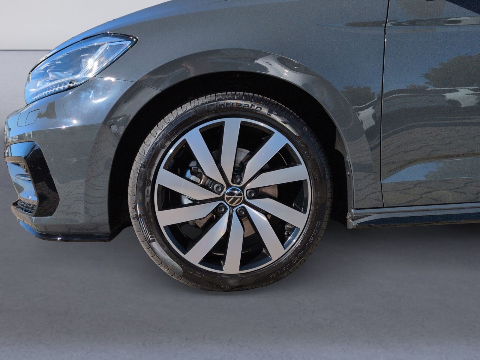 Volkswagen Touran 2026 г. Серый, пробег 8357 км
